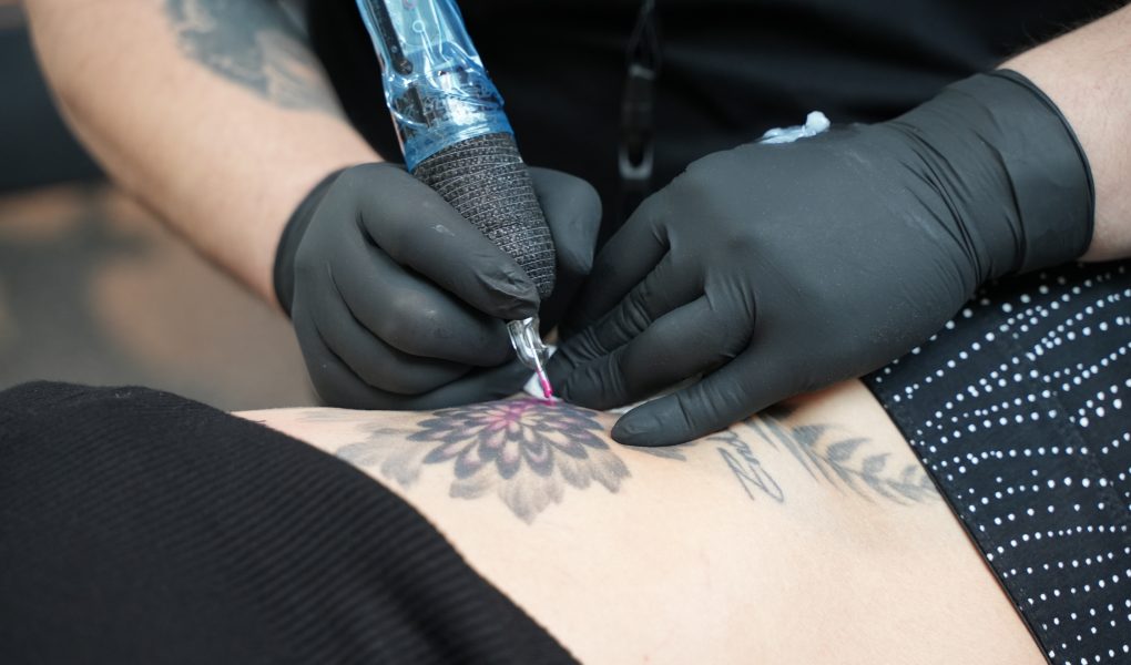 Tatuaggio e trucco semipermanente: quanto è importante affidarsi a rivenditori specializzati