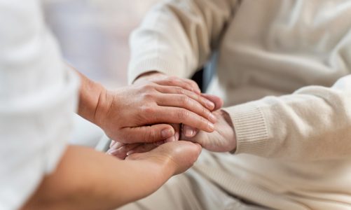 Assistenza agli Anziani: Strategie e Soluzioni per le Famiglie